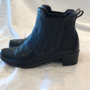 Beautiful Chic Ecco Booties